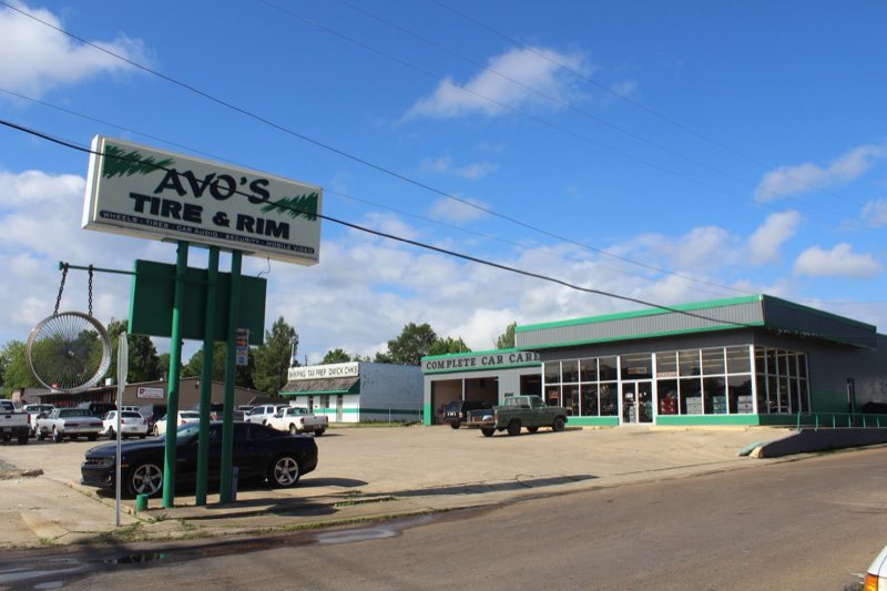 Avo's Tire & Rim storefront and sign in El Dorado, Arkansas